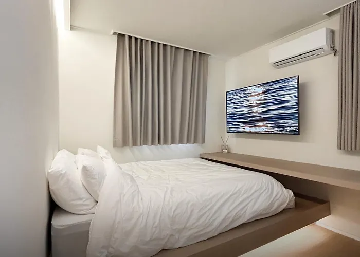 Off Stay, In - 10m From Airport, 8m To Subway *